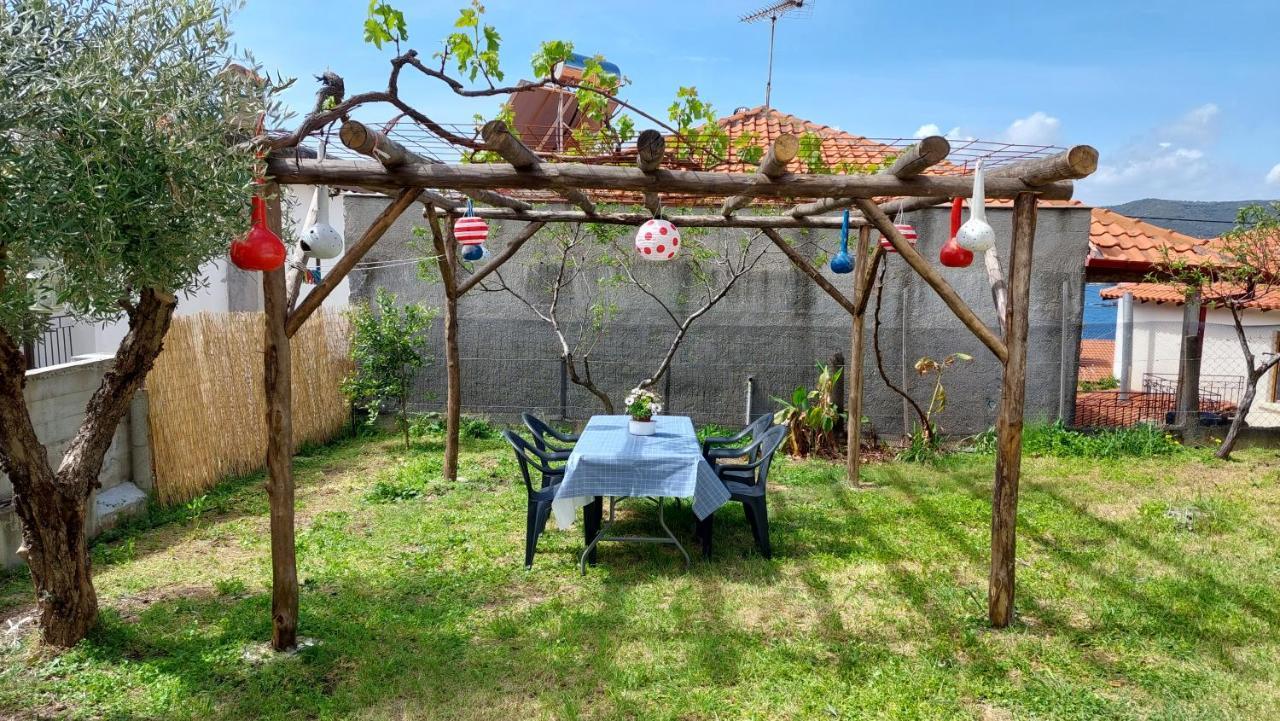 Dora'S House Comfortable Apartment With A Yard And View Пиргадикия Екстериор снимка