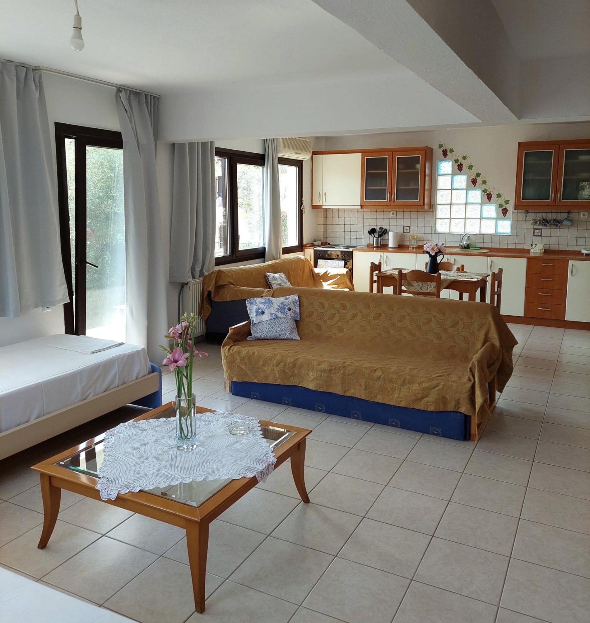 Dora'S House Comfortable Apartment With A Yard And View Пиргадикия Екстериор снимка