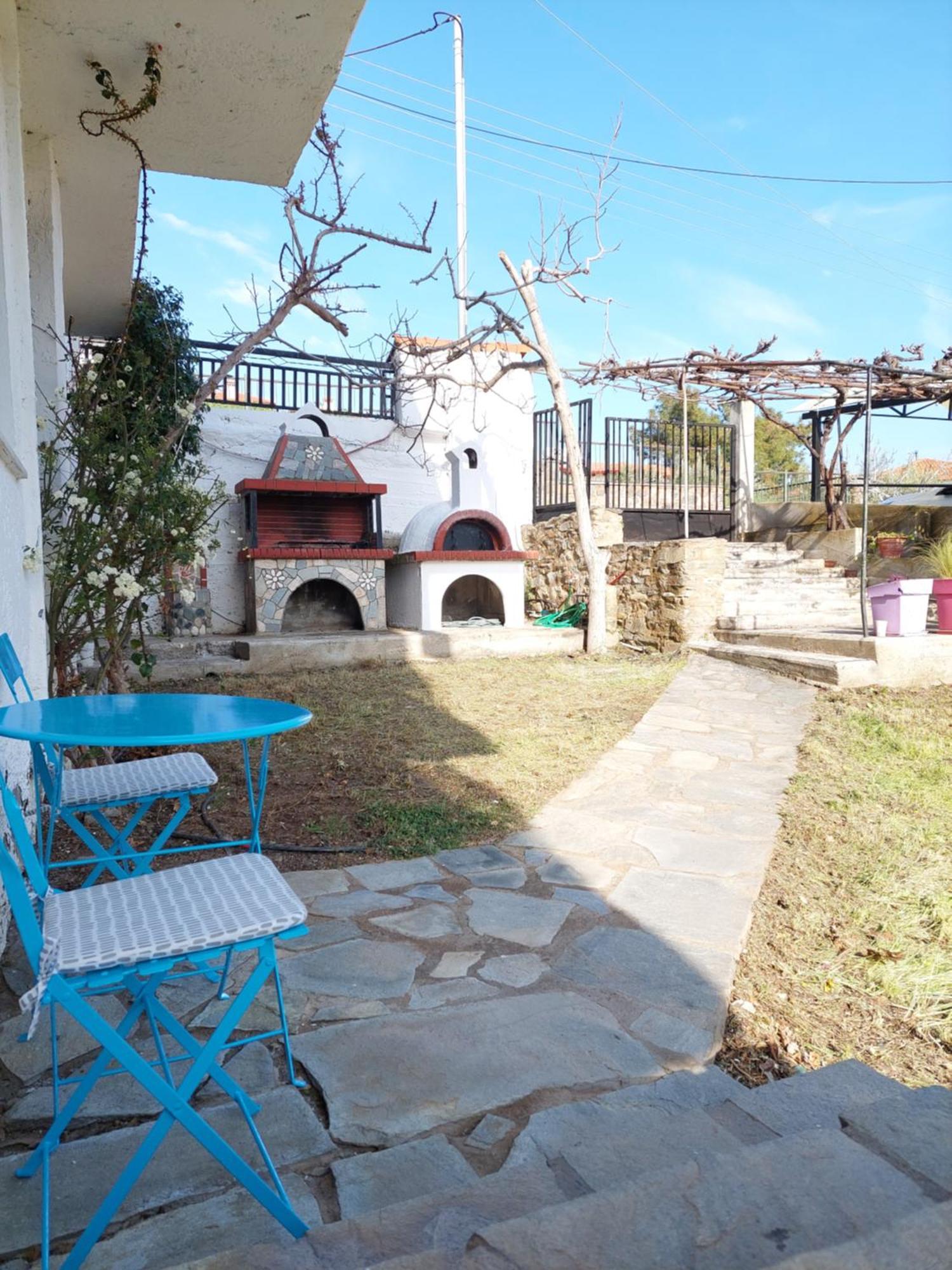 Dora'S House Comfortable Apartment With A Yard And View Пиргадикия Екстериор снимка
