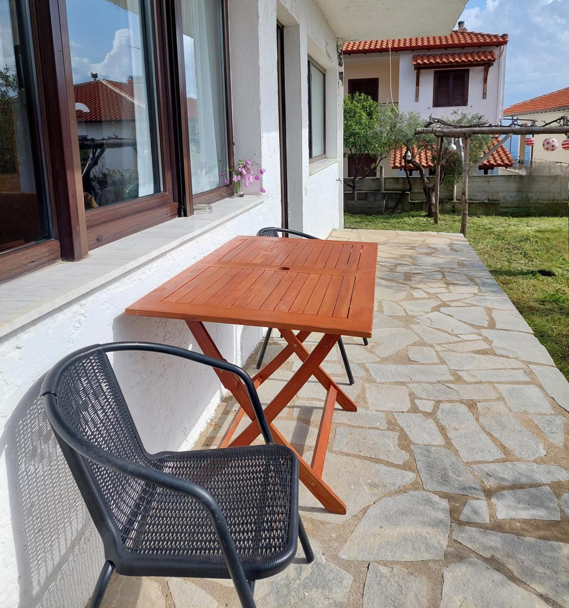 Dora'S House Comfortable Apartment With A Yard And View Пиргадикия Екстериор снимка