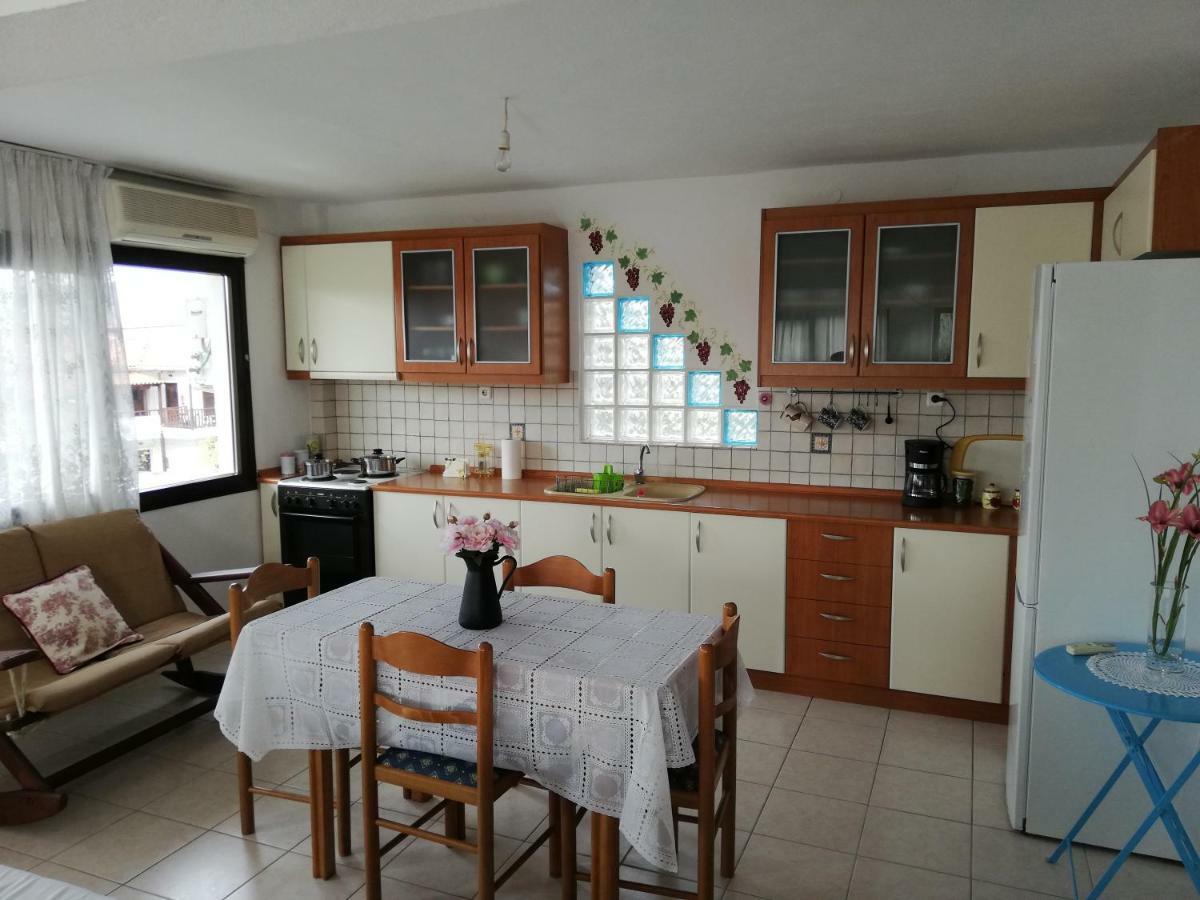 Dora'S House Comfortable Apartment With A Yard And View Пиргадикия Екстериор снимка